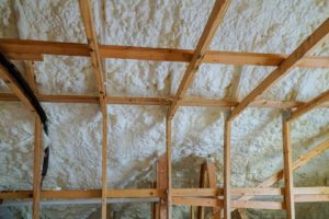 Insulation of a crawl space with foam insulation cold barrier and insulation material polyurea Spraying, foam coating